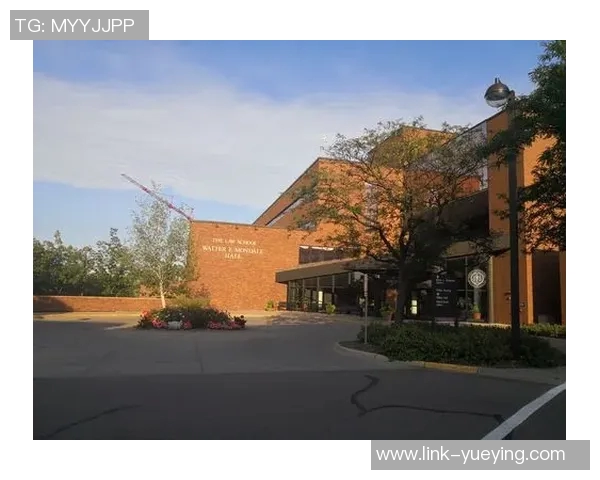 张博源分享明尼苏达大学访校定妆照展现新球衣风采引发关注 张博源分享明尼苏达大学访校定妆照展现新球衣风采引发关注