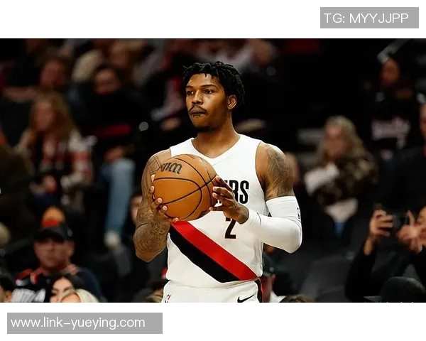 开拓者官方分享凯勒布乐福离开球馆时携篮球的温馨瞬间